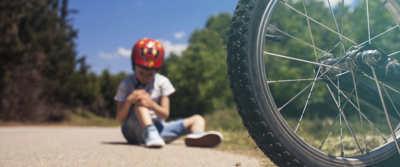 Urazy na rowerze, hulajnodze i deskorolce – jak pomóc dziecku po upadku?
