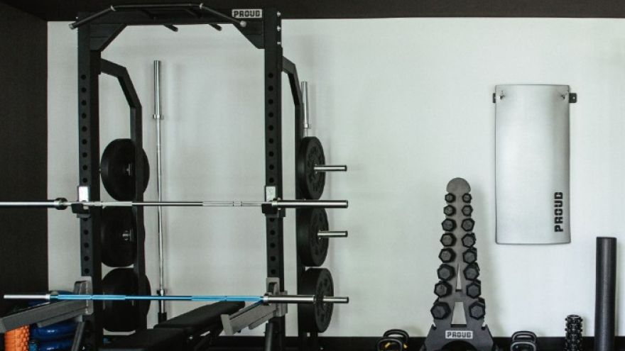 Sprzęt fitness Studio treningowe Siódme Poty podejmuje współpracę z firmą PROUD