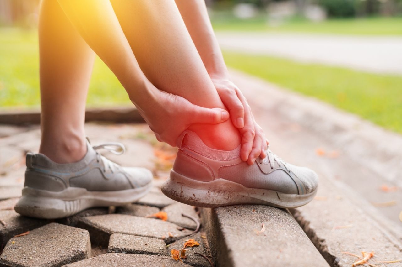 Urazy stawu skokowego nie są wyłącznie problemem sportowców. Jak unikać kontuzji w codziennym życiu?