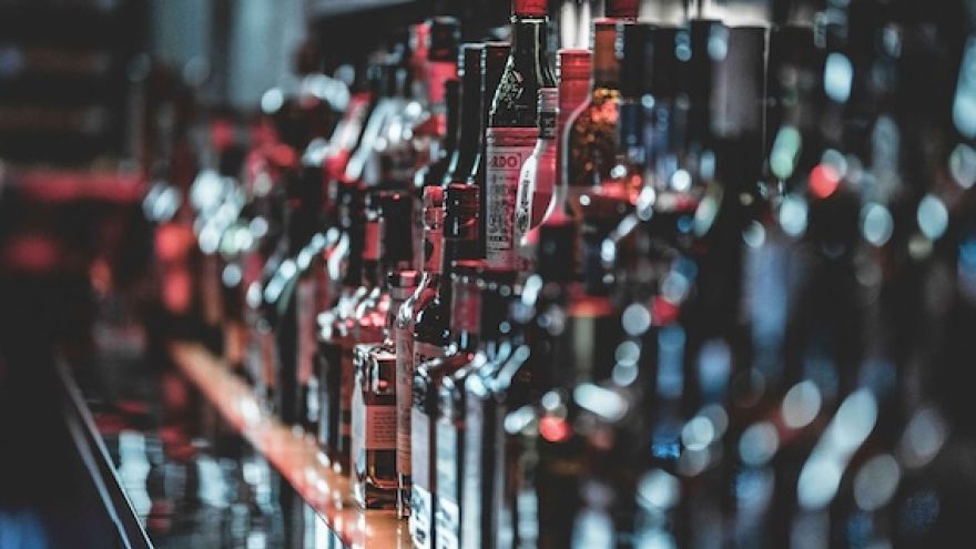 Fit light Zakaz sprzedaży alkoholu w nocy 2025 - nowe przepisy, godziny, kary. Co się zmienia dla Polaków?