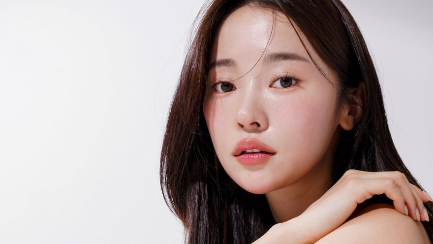 Uroda K-beauty i J-beauty 2025 - czym się różnią glass skin i mochi skin? Przewodnik po azjatyckiej pielęgnacji