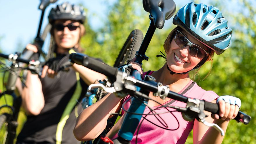 Okulary Na rower czy do biegania? Sprawdź, jak właściwie dobrać okulary do aktywności fizycznej