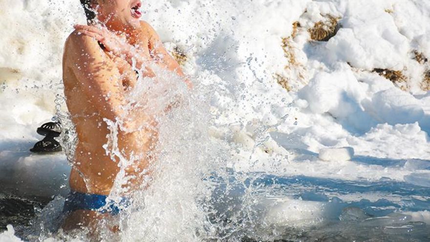 Kąpiele Regularne zimowe kąpiele są korzystne dla zdrowia, jednorazowe - nie