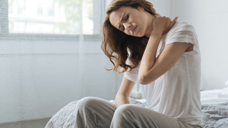 Problemy z kręgosłupem Ból karku po przebudzeniu. Jak spać, żeby uniknąć tej dolegliwości?