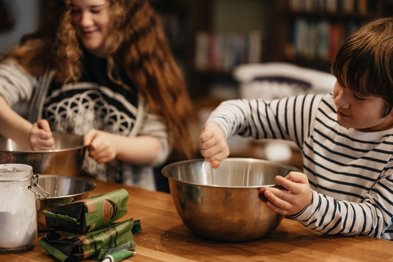 Dzieci w kuchni: jak zachęcić dzieci do gotowania i nauczyć je zdrowych nawyków?