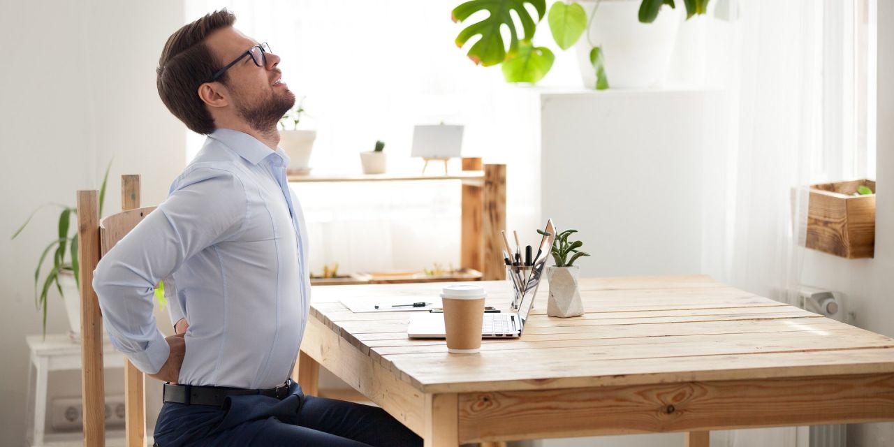 Praca w pozycji siedzącej a ból kręgosłupa – jak poradzić sobie z problemem?