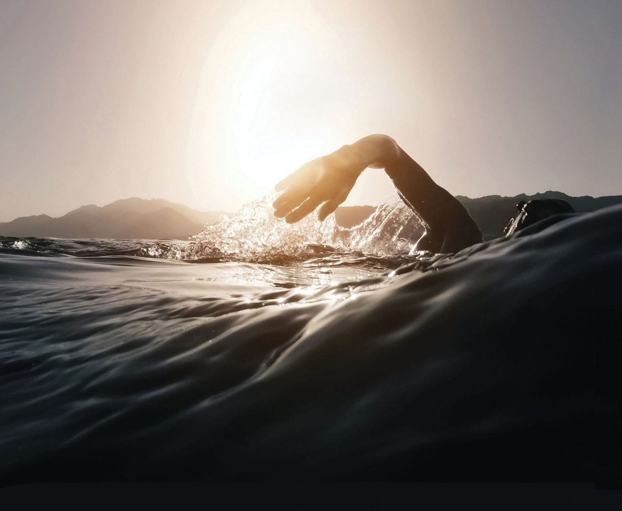 5 prostych zasad pielęgnacji skóry dla miłośników pływania