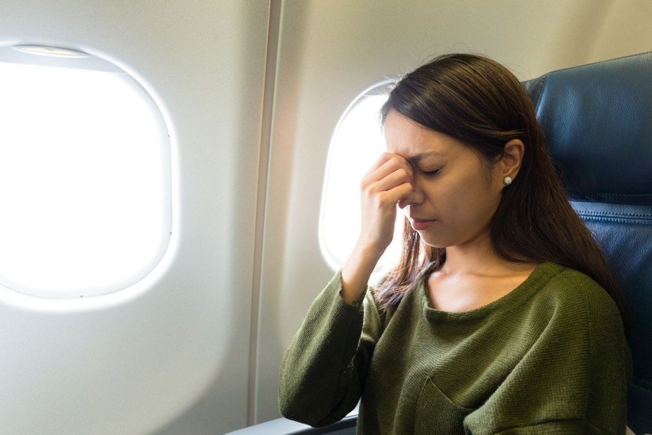 Astmatycy, zawałowcy, przeziębieni - kto może bezpiecznie podróżować samolotem, a kto powinien wybrać inny transport na wakacje?