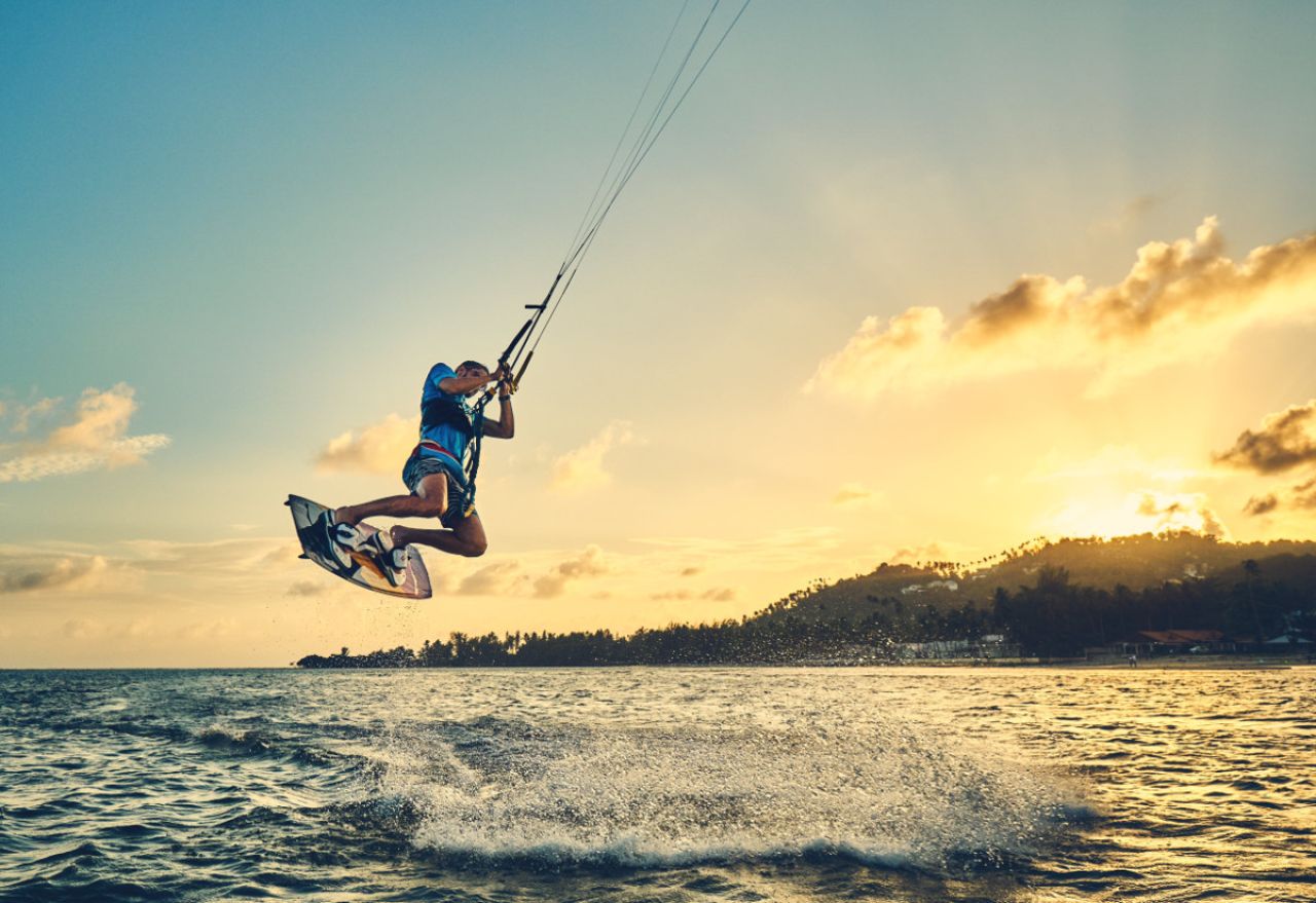 Kitesurfing nad polskim wybrzeżem – jakie są najlepsze miejsca?