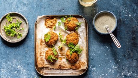 Pieczone kotleciki z mięsem, kaszą jaglaną i pastą tahini 