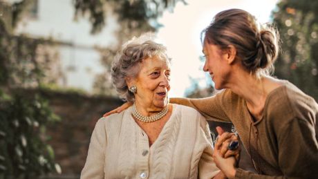 Senior na wakacjach - jak zatroszczyć się o osoby starsze latem
