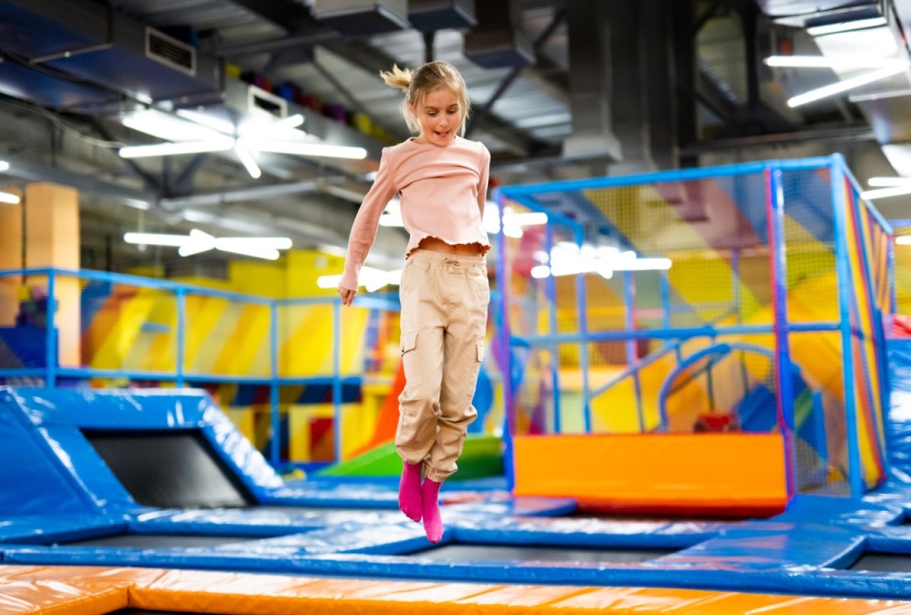 Basen, łyżwy a może trampoliny? Jaką aktywność dla dzieci poleciłby ortopeda?